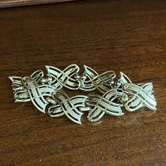 Vintage 80s Gold Tone Braided X Link Bracelet - Picture 4 of 7